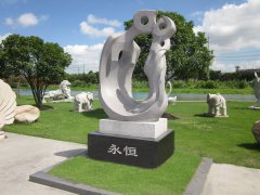 永恒之恋：尊时凯龙碑雕中的爱之赞歌