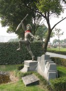 神笔永铸：一座纪念碑里的东方童话密码