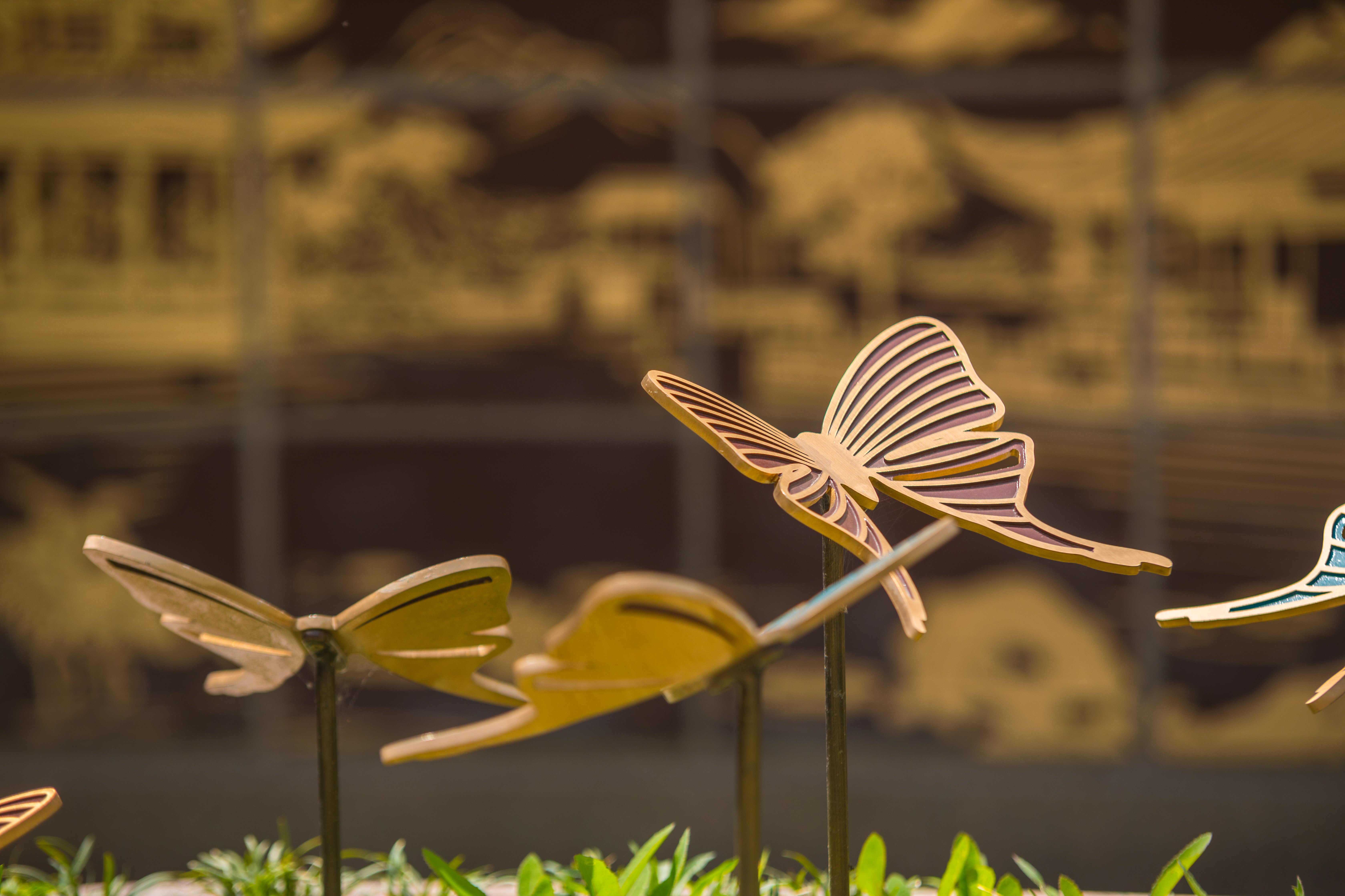 青铜灵韵：栖于墓碑的永恒之舞