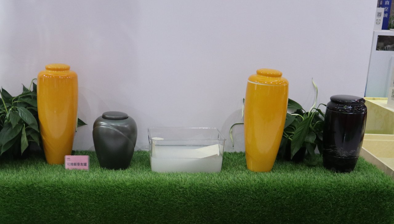 生命最后的礼物：一只可降解骨灰坛种出的绿色未来